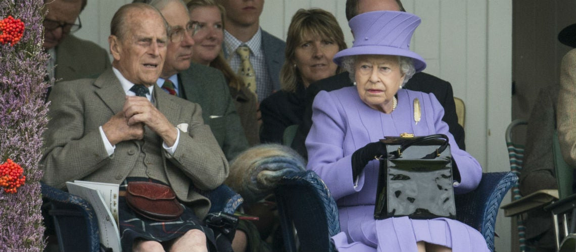 Δείτε τι κουβαλά πάντα στην τσάντα της η Βασίλισσα Ελισάβετ